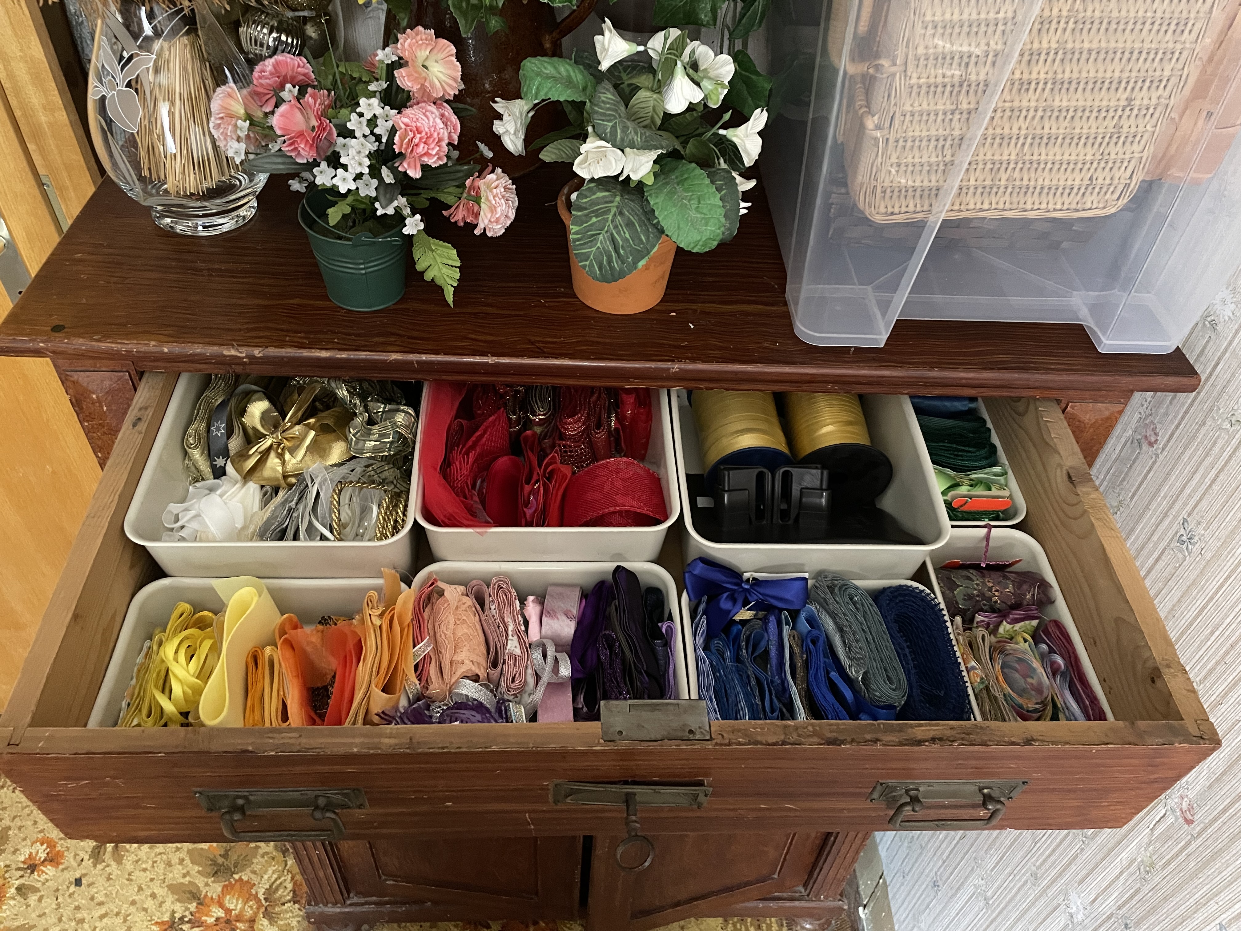 Organisierter Abstellraum mit Regalen und Deko in separierten Boxen