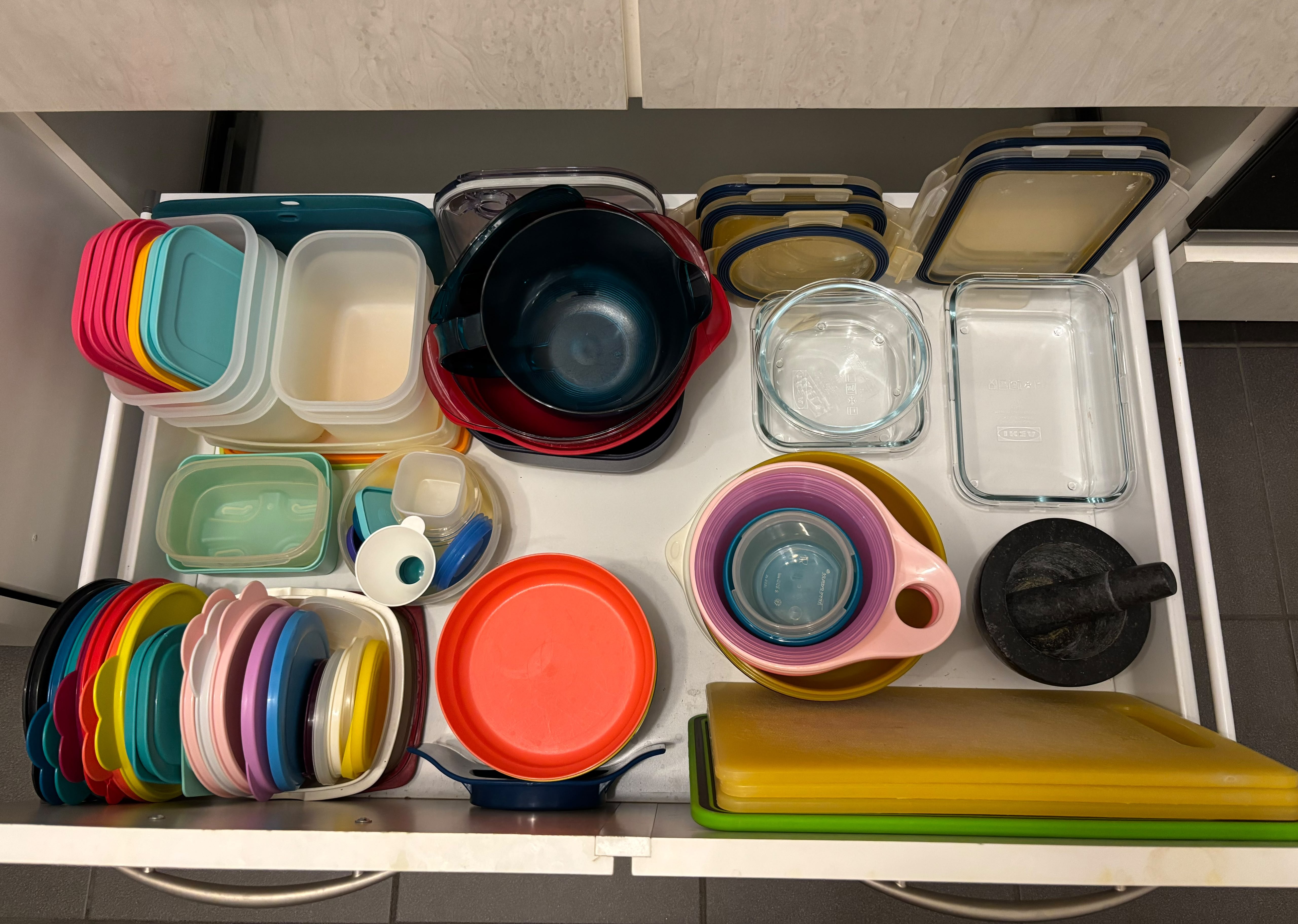 Organisierte Küchenschublade mit Dosen