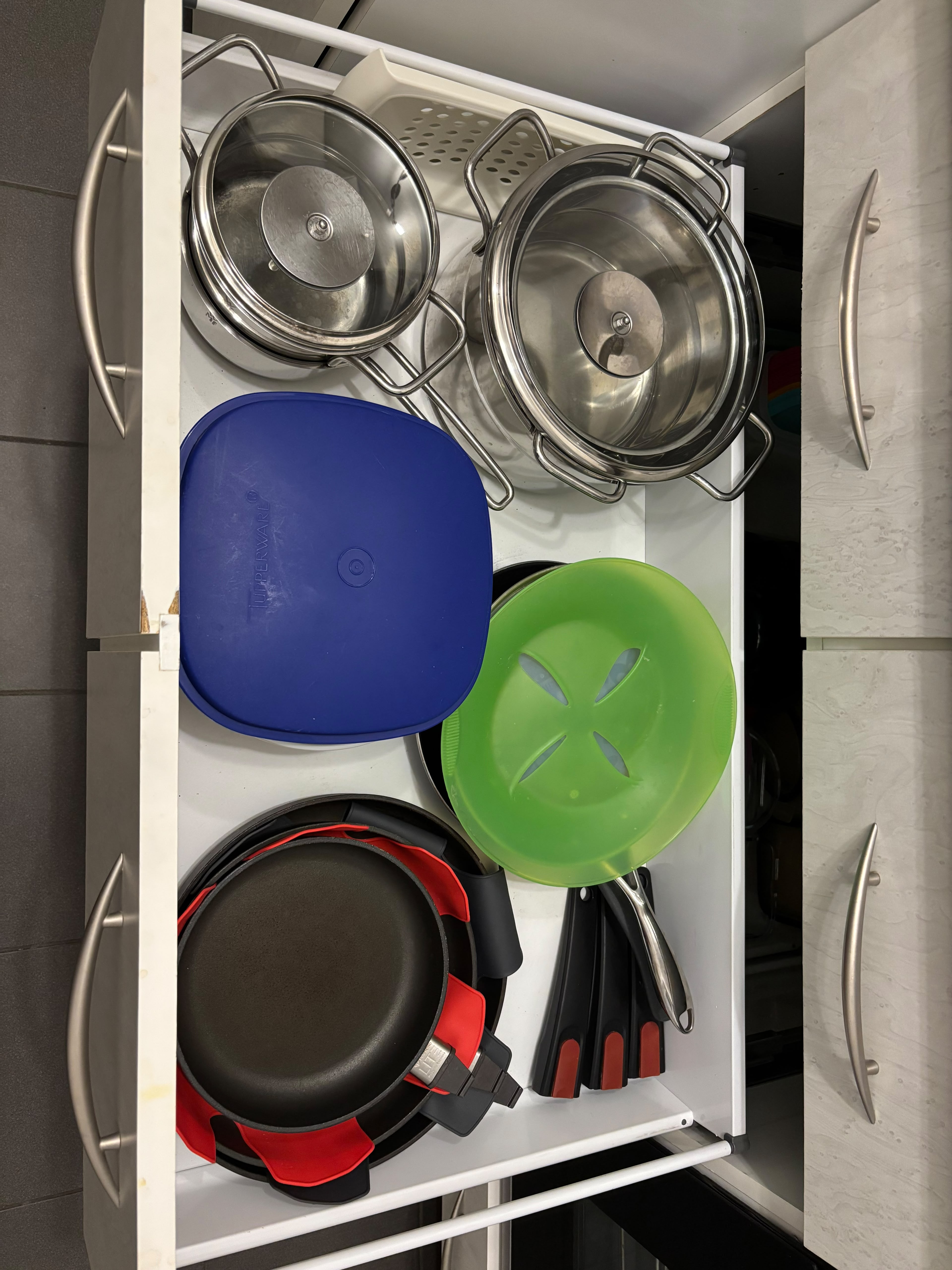Organisierte Küchenschublade mit Töpfen und Pfannen